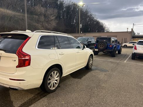 Used 2017 Volvo XC90 T6 Momentum w/ Vision Package image 13