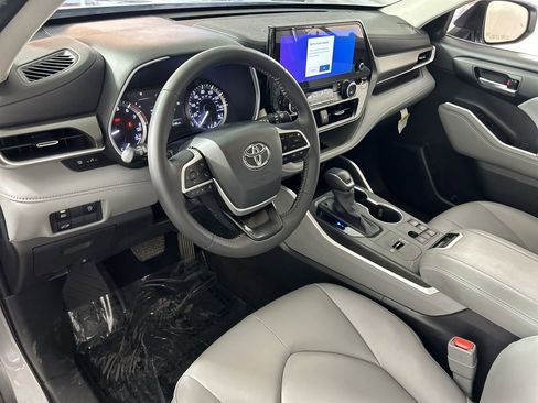 Used 2025 Toyota Highlander XLE FWD image 13