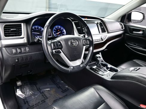 Used 2019 Toyota Highlander XLE AWD/4WD image 12