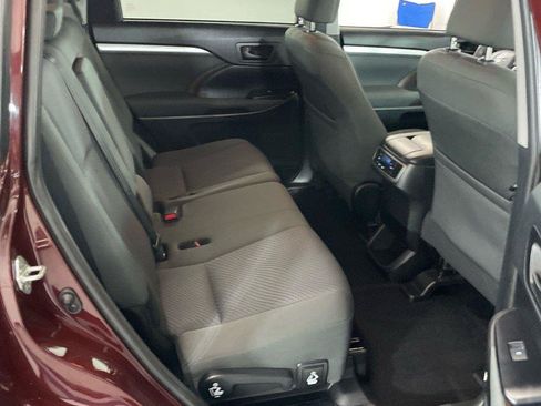 Used 2019 Toyota Highlander LE AWD/4WD image 6