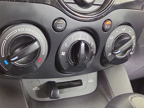 Used 2014 MAZDA MAZDA2 Sport FWD image 18