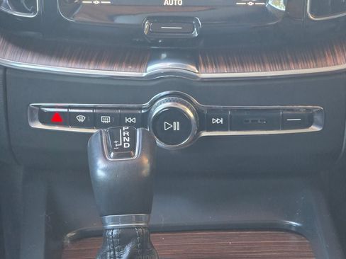 Used 2019 Volvo XC60 T5 Momentum w/ Multimedia Package AWD/4WD image 13