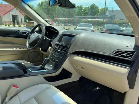 Used 2013 Lincoln MKT AWD image 20