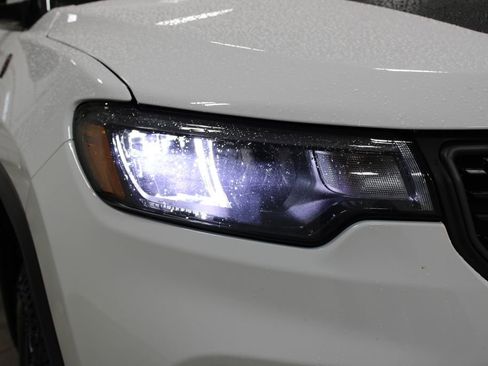 Used 2025 Jeep Compass Trailhawk image 12