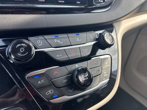 Used 2024 Chrysler Pacifica Touring-L FWD image 30