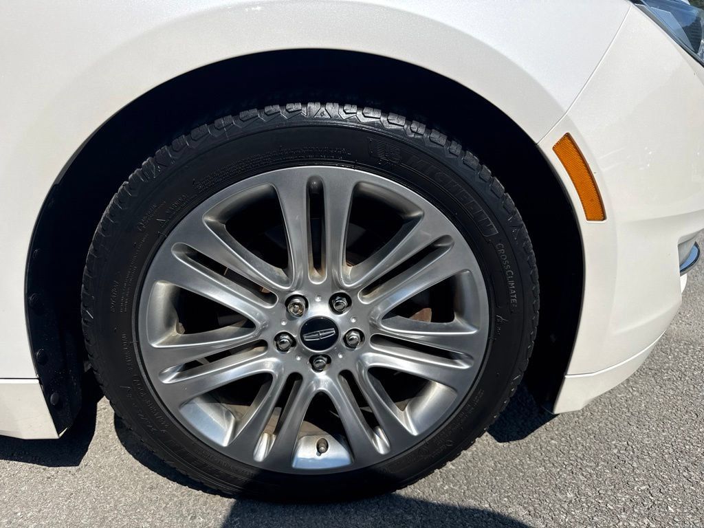 Used 2016 Lincoln MKZ FWD image 4
