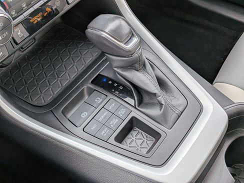 Used 2021 Toyota RAV4 XLE Premium image 24