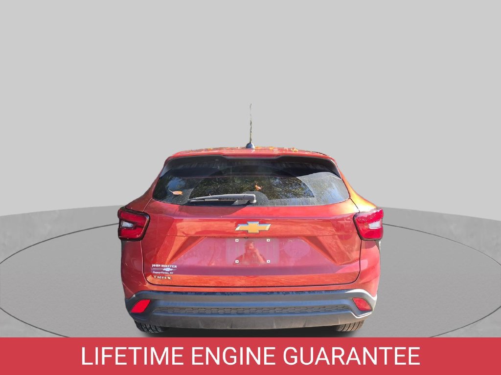 Used 2024 Chevrolet Trax LS w/ LS Convenience Package FWD image 4