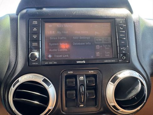 Used 2012 Jeep Wrangler Unlimited Sahara w/ Connectivity Group AWD/4WD image 40
