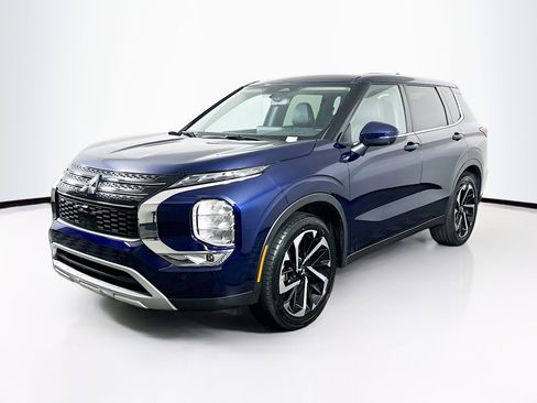 Used 2024 Mitsubishi Outlander SE image 3