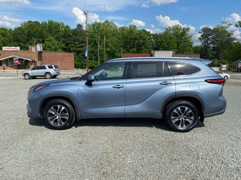 Used 2021 Toyota Highlander XLE AWD/4WD image 6