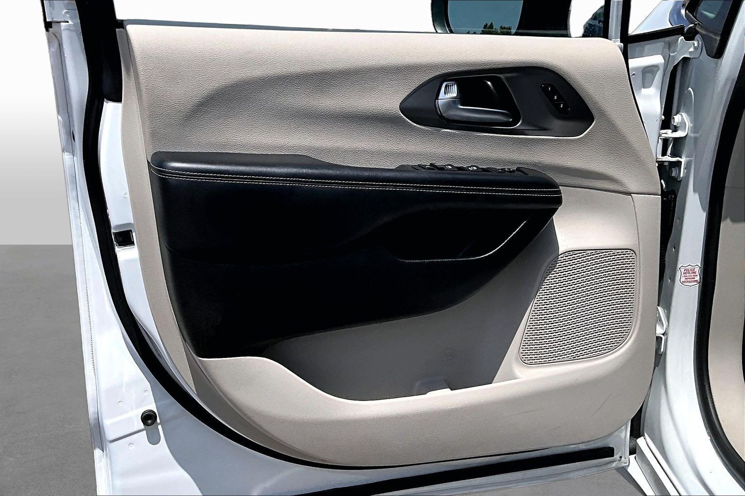 Used 2023 Chrysler Pacifica Touring-L FWD image 17