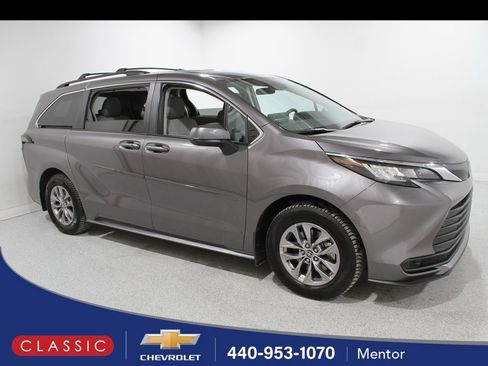 Used 2023 Toyota Sienna LE image 1