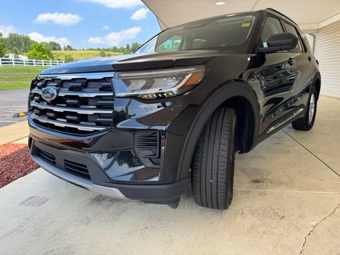 Used 2025 Ford Explorer Active AWD/4WD image 11