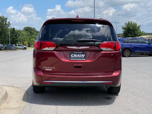 Used 2019 Chrysler Pacifica Touring-L FWD image 6