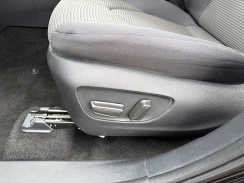 Certified 2025 Toyota Highlander LE FWD image 10