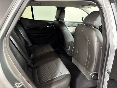 Used 2025 Chevrolet Trax LT w/ LT Convenience Package FWD image 19