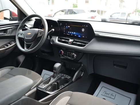 Used 2025 Chevrolet TrailBlazer LT AWD/4WD image 38