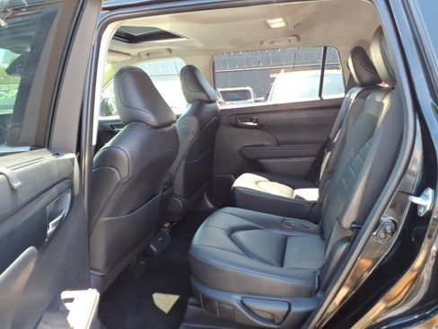 Used 2023 Toyota Highlander XLE AWD/4WD image 14