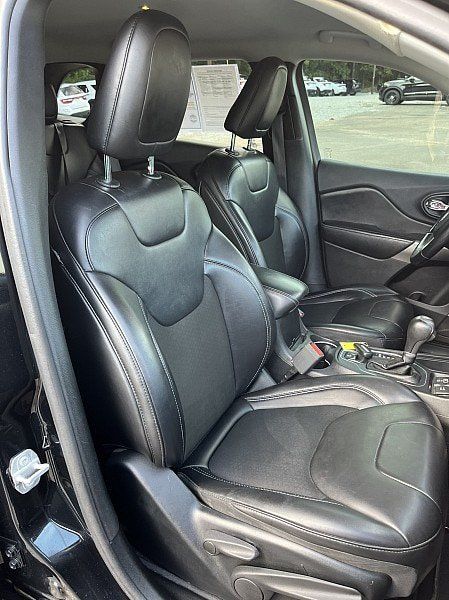 Used 2019 Jeep Cherokee Latitude Plus w/ Comfort/Convenience Group FWD image 14
