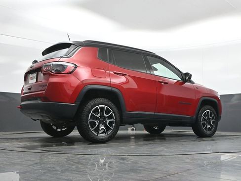 Used 2025 Jeep Compass Trailhawk AWD/4WD image 40