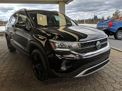 Used 2022 Volkswagen Taos SE w/ Panoramic Sunroof Package image 3