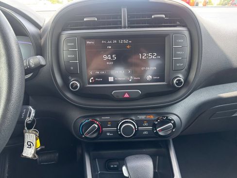 Used 2025 Kia Soul LX w/ LX Technology Package FWD image 17