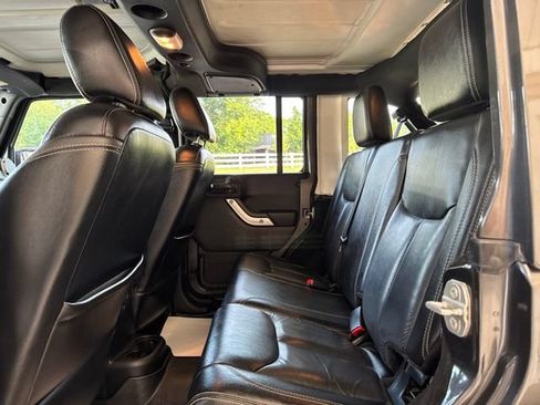 Used 2018 Jeep Wrangler Unlimited Sahara w/ Connectivity Group AWD/4WD image 27