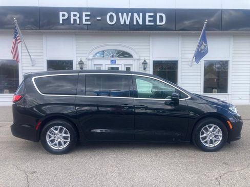 Used 2023 Chrysler Pacifica Touring-L FWD image 4