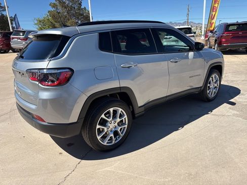 Used 2023 Jeep Compass Latitude w/ Sun and Sound Group AWD/4WD image 5