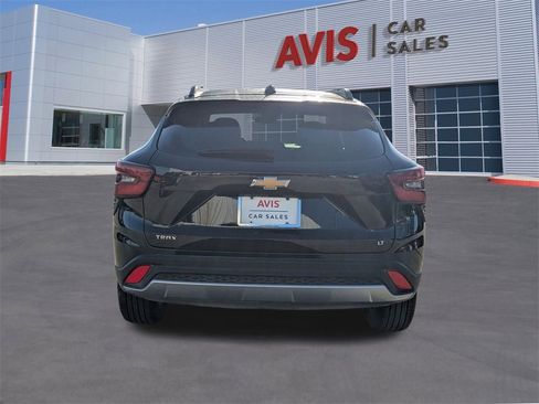 Used 2025 Chevrolet Trax LT w/ LT Convenience Package image 7