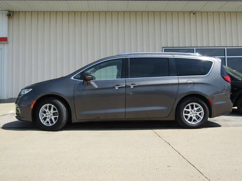 Used 2021 Chrysler Pacifica Touring-L FWD image 11