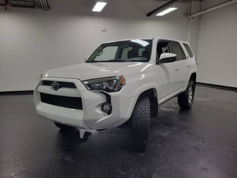 Used 2018 Toyota 4Runner SR5 AWD/4WD image 4