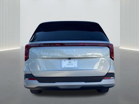 Used 2025 Kia Carnival EX image 5
