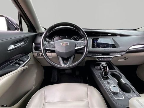 Used 2022 Cadillac XT4 Luxury w/ Cold Weather Package FWD image 8