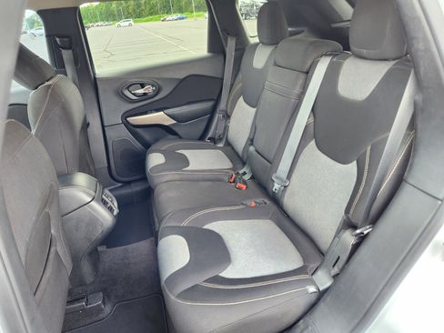Used 2018 Jeep Cherokee Latitude w/ Altitude Package image 11