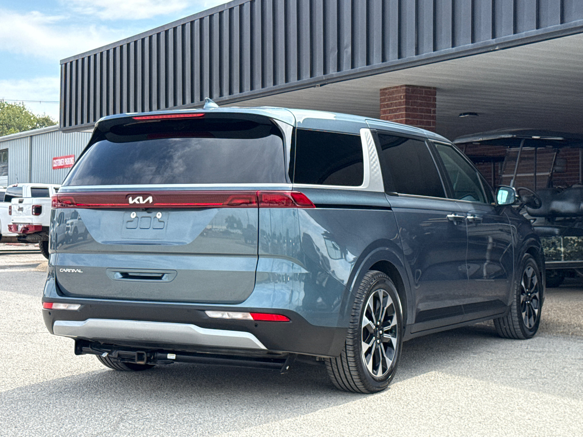 Used 2023 Kia Carnival EX FWD image 8