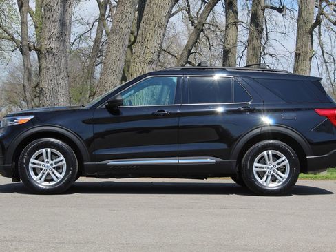 Used 2023 Ford Explorer XLT AWD/4WD image 4