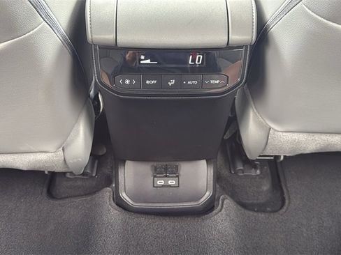 Used 2024 Toyota Highlander XLE image 17