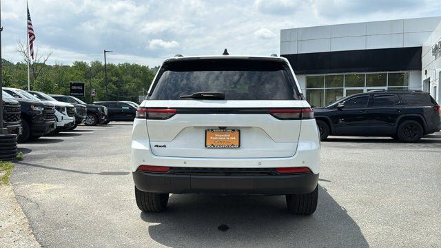 Used 2023 Jeep Grand Cherokee Altitude AWD/4WD image 7