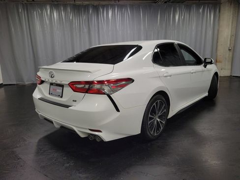 Used 2018 Toyota Camry SE w/ Moonroof Package FWD image 8