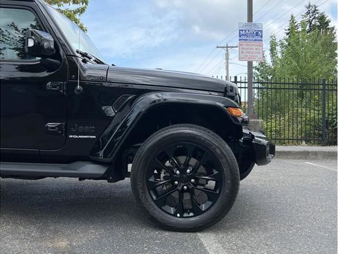 Used 2023 Jeep Gladiator Overland image 2