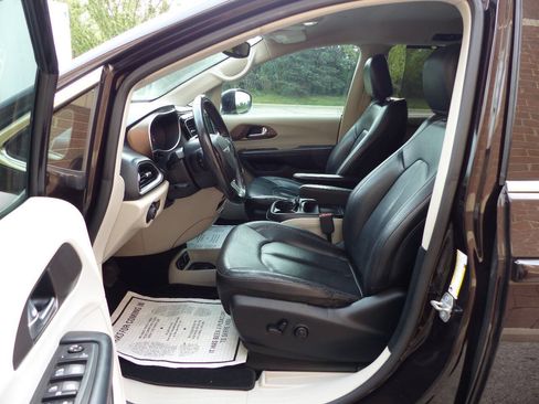 Used 2019 Chrysler Pacifica Touring-L FWD image 24