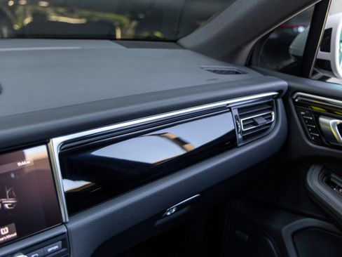 Certified 2021 Porsche Macan AWD/4WD image 40