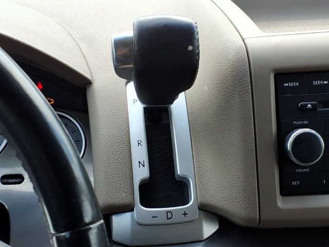 Used 2009 Volkswagen Routan SE FWD image 26