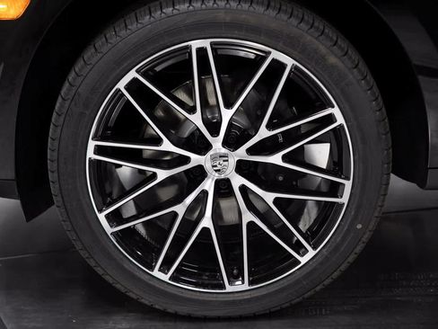 Certified 2025 Porsche Macan image 11