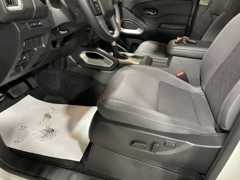 Used 2025 Nissan Frontier SV image 11