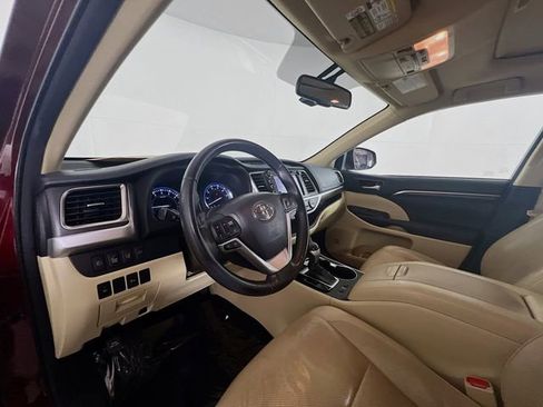Used 2015 Toyota Highlander Limited w/ Driver Technology Package FWD image 18