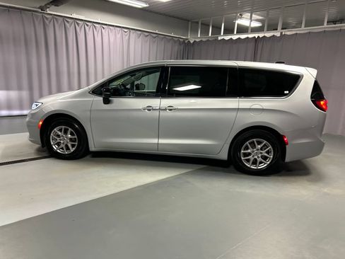 Used 2024 Chrysler Pacifica Touring-L FWD image 4