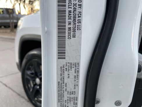 Used 2024 Jeep Compass Latitude image 27